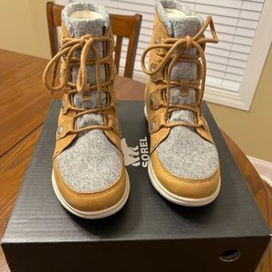 Sorel Explorer Joan boot size 8, color is tawny buff and moonstone